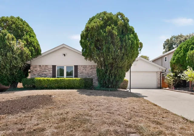 Photo 2 of Single family home for sale at 7305 Southridge Trl, Fort Worth, TX 76133 | MLS# 21335979 | Listing updated on 2026-08-15