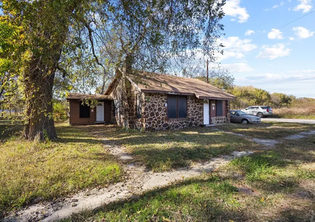 Photo 3 of Multi family home for sale at 625 Denison St, Gainesville, TX 76240 | MLS# 21336355 | Listing updated on 2026-10-05