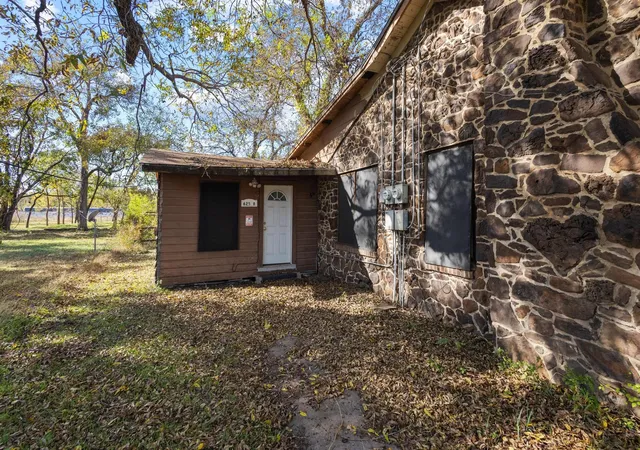 Photo 3 of House for sale at 625 Denison St, Gainesville, TX 76240 | MLS# 21336355 | Listing updated on 2026-10-05