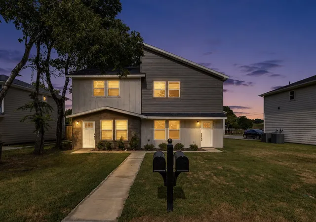 Photo 1 of Sale Pending at 931 & 933 River Rd, Fort Worth, TX 76114 | MLS# 21336123 | Listing updated on 2026-08-21