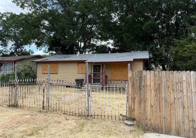 Photo 1 of Sale Pending at 4220 Evans Ave, Fort Worth, TX 76115 | MLS# 21336392 | Listing updated on 2026-07-22