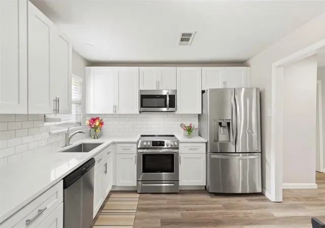 Photo 2 of Single family home for sale at 1503 Dale Dr, Arlington, TX 76010 | MLS# 21336461 | Listing updated on 2026-08-18