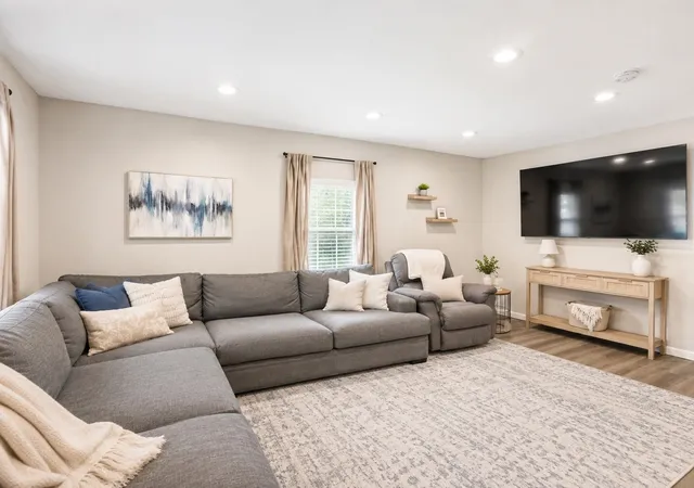 Photo 3 of Single family home for sale at 1503 Dale Dr, Arlington, TX 76010 | MLS# 21336461 | Listing updated on 2026-08-18