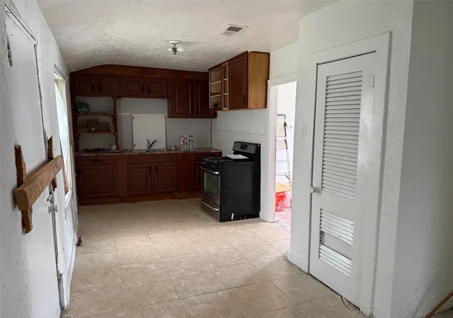 Photo 4 of Single family home for sale at 3343 Bryan Ave, Fort Worth, TX 76110 | MLS# 21336473 | Listing updated on 2026-07-21