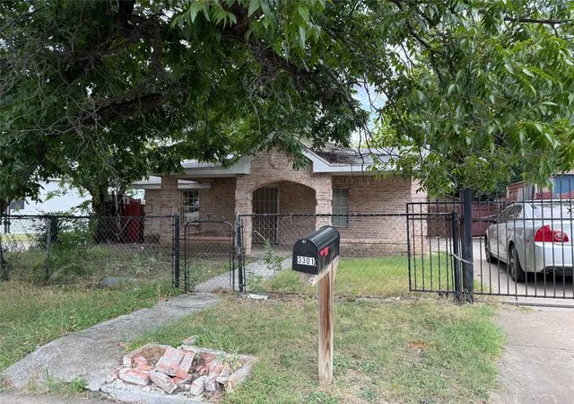 Photo 1 of Single family home for sale at 3301 S Main St, Fort Worth, TX 76110 | MLS# 21336530 | Listing updated on 2026-07-21