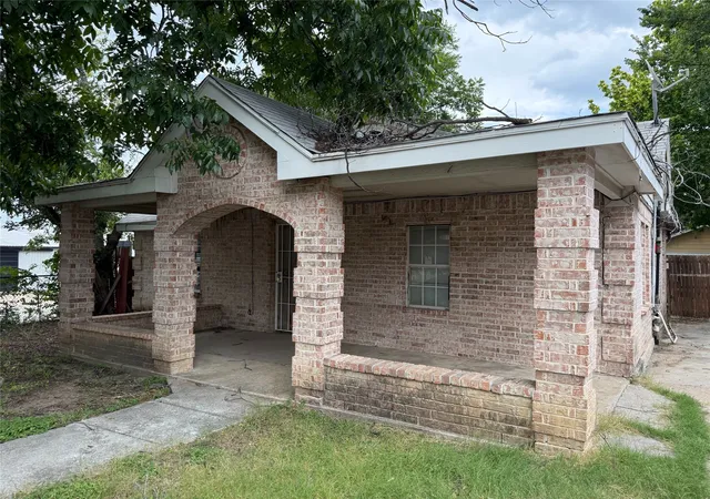 Photo 2 of Single family home for sale at 3301 S Main St, Fort Worth, TX 76110 | MLS# 21336530 | Listing updated on 2026-07-21