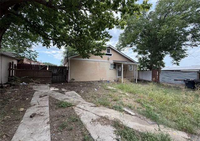 Photo 3 of Single family home for sale at 3301 S Main St, Fort Worth, TX 76110 | MLS# 21336530 | Listing updated on 2026-07-21