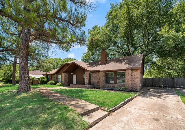 Photo 1 of Townhouse for sale at 208 E Denton Dr, Euless, TX 76039 | MLS# 21336468 | Listing updated on 2026-08-25