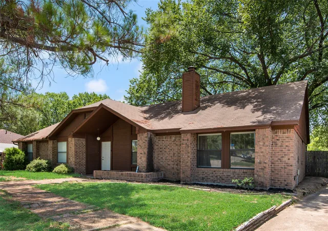 Photo 23 of Townhouse for sale at 208 E Denton Dr, Euless, TX 76039 | MLS# 21336468 | Listing updated on 2026-08-25