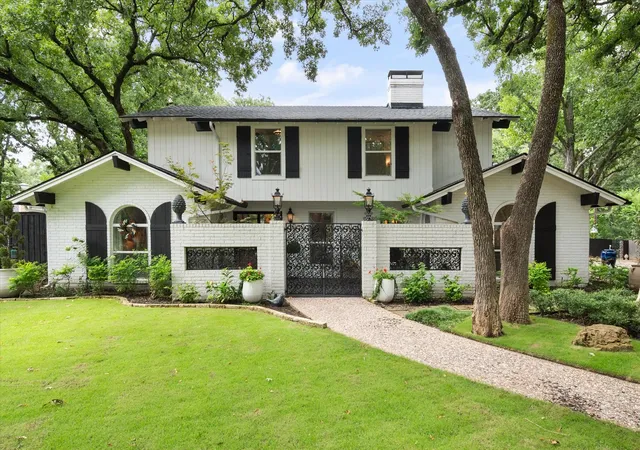 Photo 2 of Single family home for sale at 2202 Highland Cir, Corsicana, TX 75110 | MLS# 21336330 | Listing updated on 2026-07-21