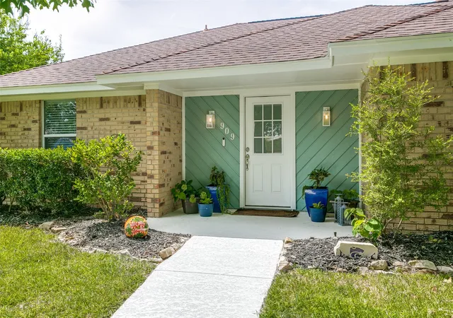 Photo 3 of Sale Pending at 909 Hillside Ln, Flower Mound, TX 75028 | MLS# 21321583 | Listing updated on 2026-08-28