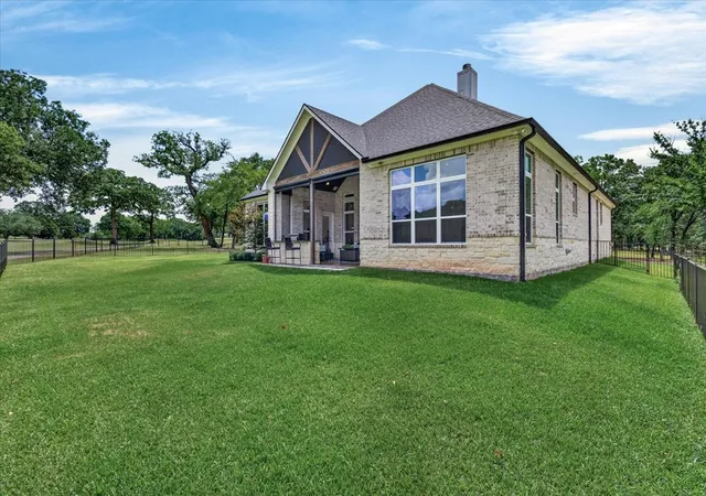 Photo 4 of Single family home for sale at 181 Colonial Dr, Mabank, TX 75156 | MLS# 21336444 | Listing updated on 2026-09-07