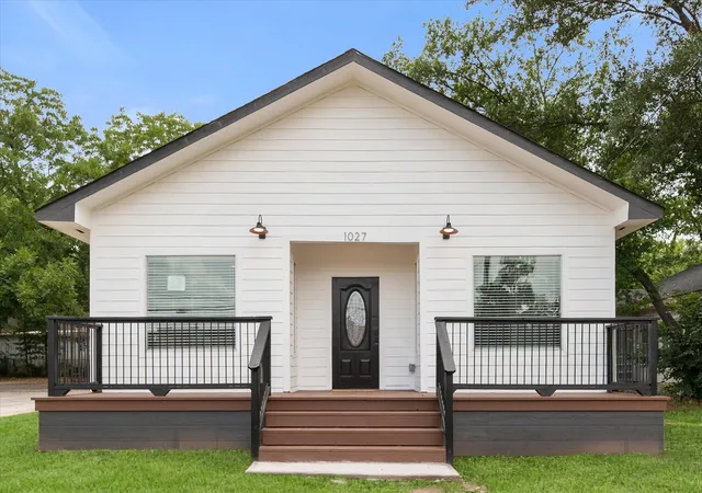 Photo 1 of Single family home for sale at 1027 W 2nd Ave, Corsicana, TX 75110 | MLS# 21336520 | Listing updated on 2026-07-21