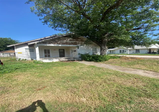 Photo 1 of Single family home for sale at 402 S Nueces St, Coleman, TX 76834 | MLS# 21334251 | Listing updated on 2026-09-17