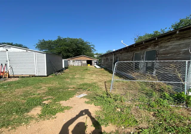 Photo 3 of Single family home for sale at 402 S Nueces St, Coleman, TX 76834 | MLS# 21334251 | Listing updated on 2026-09-17