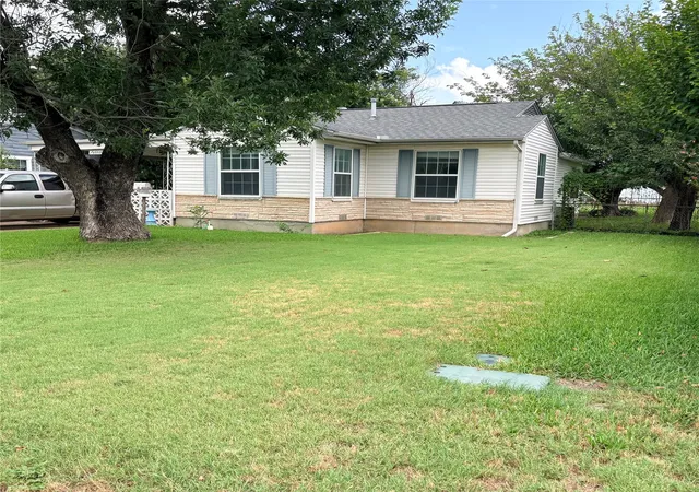 Photo 1 of Single family home for sale at 2101 14Th Ave, Mineral Wells, TX 76067 | MLS# 21336479 | Listing updated on 2026-10-08