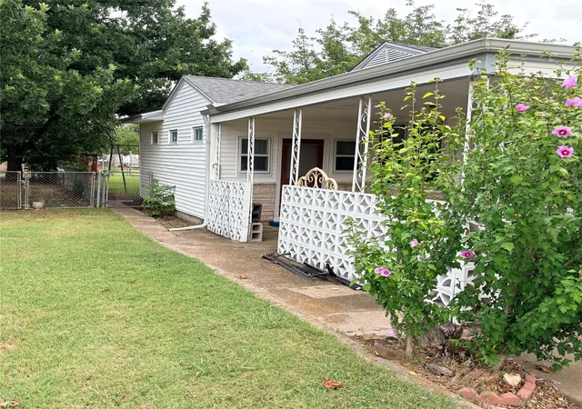 Photo 3 of Single family home for sale at 2101 14Th Ave, Mineral Wells, TX 76067 | MLS# 21336479 | Listing updated on 2026-10-08