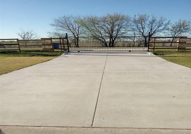 Photo 3 of Single family home for sale at 750 Section House Rd, Ennis, TX 75119 | MLS# 21336670 | Listing updated on 2026-07-21