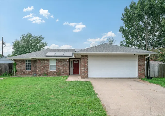 Photo 1 of Single family home for sale at 2205 Canyon Cir, Bonham, TX 75418 | MLS# 21336720 | Listing updated on 2026-07-25