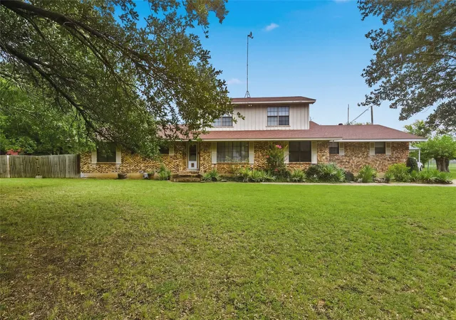 Photo 2 of Single family home for sale at 408 E Mulberry St, Leonard, TX 75452 | MLS# 21336733 | Listing updated on 2026-08-22