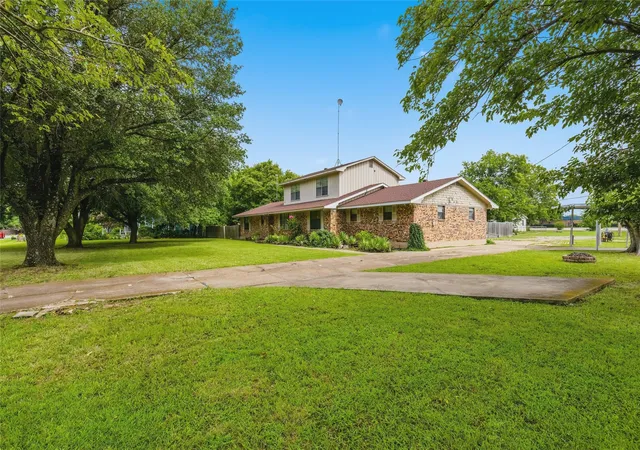 Photo 3 of Single family home for sale at 408 E Mulberry St, Leonard, TX 75452 | MLS# 21336733 | Listing updated on 2026-09-29
