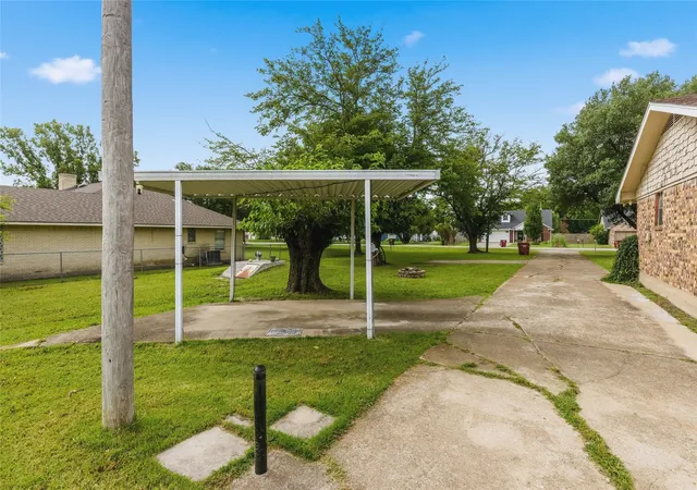 Photo 4 of Single family home for sale at 408 E Mulberry St, Leonard, TX 75452 | MLS# 21336733 | Listing updated on 2026-09-29