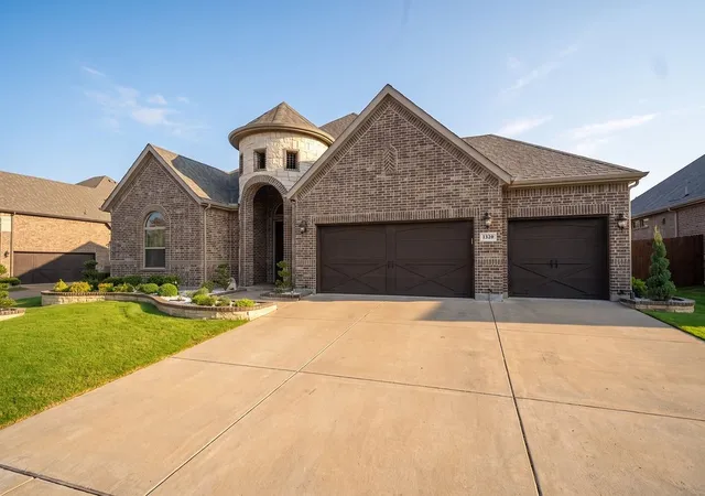 Photo 2 of Sale Pending at 1320 Cecilia Ct, Arlington, TX 76002 | MLS# 21336658 | Listing updated on 2026-08-19