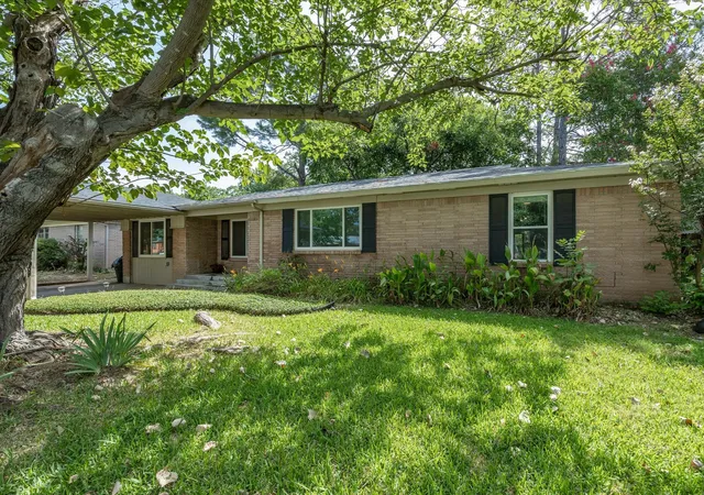 Photo 1 of Single family home for sale at 828 Billie Ruth Ln, Hurst, TX 76053 | MLS# 21336674 | Listing updated on 2026-10-08