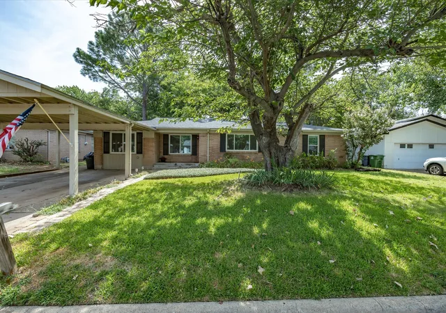 Photo 3 of Single family home for sale at 828 Billie Ruth Ln, Hurst, TX 76053 | MLS# 21336674 | Listing updated on 2026-10-08