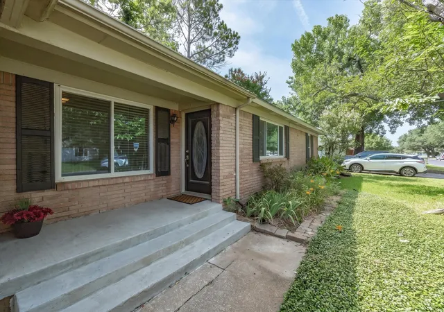 Photo 4 of Single family home for sale at 828 Billie Ruth Ln, Hurst, TX 76053 | MLS# 21336674 | Listing updated on 2026-10-08