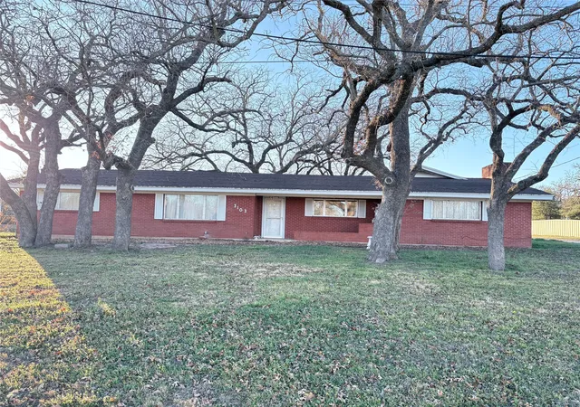 Photo 1 of Single family home for sale at 3103 N Oak Ave, Mineral Wells, TX 76067 | MLS# 21336799 | Listing updated on 2026-07-21