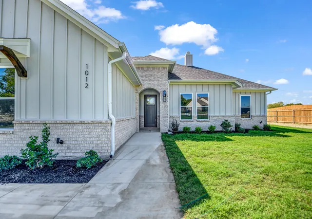Photo 3 of Single family home for sale at 1012 Don Eve Ct, Azle, TX 76020 | MLS# 21336825 | Listing updated on 2026-09-30