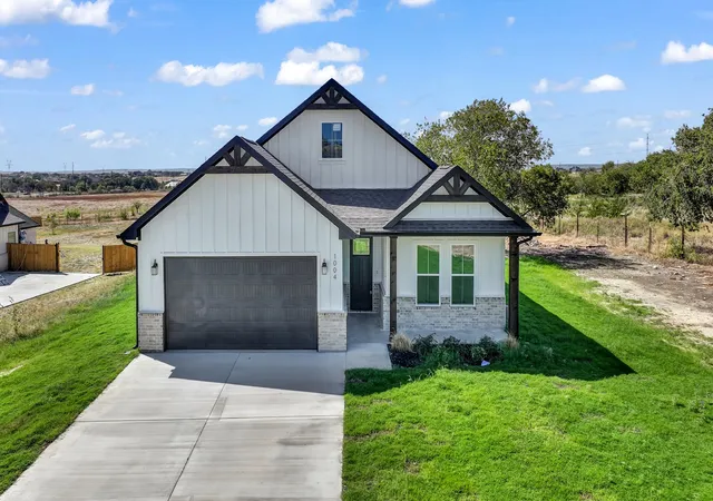 Photo 1 of Single family home for sale at 1004 Don Eve Ct, Azle, TX 76020 | MLS# 21336836 | Listing updated on 2026-09-30