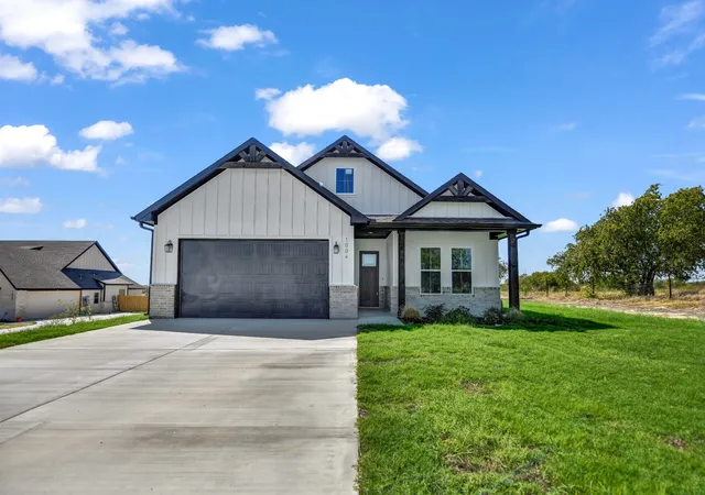 Photo 2 of Single family home for sale at 1004 Don Eve Ct, Azle, TX 76020 | MLS# 21336836 | Listing updated on 2026-09-30