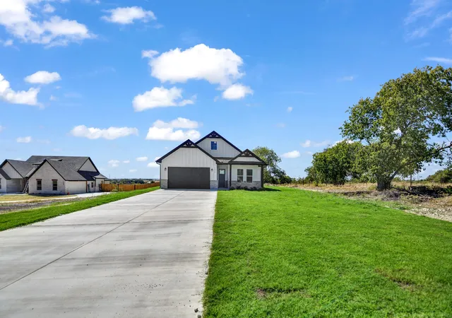Photo 3 of Single family home for sale at 1004 Don Eve Ct, Azle, TX 76020 | MLS# 21336836 | Listing updated on 2026-09-30