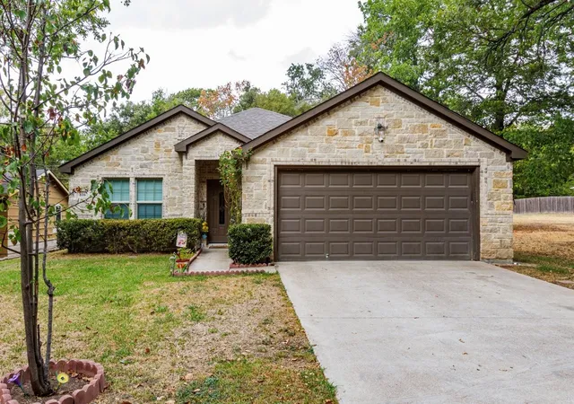 Photo 1 of Single family home for sale at 816 Elmo Dr, Seagoville, TX 75159 | MLS# 21325666 | Listing updated on 2026-09-30