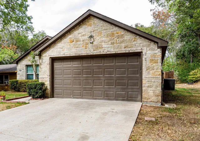 Photo 3 of Single family home for sale at 816 Elmo Dr, Seagoville, TX 75159 | MLS# 21325666 | Listing updated on 2026-09-30