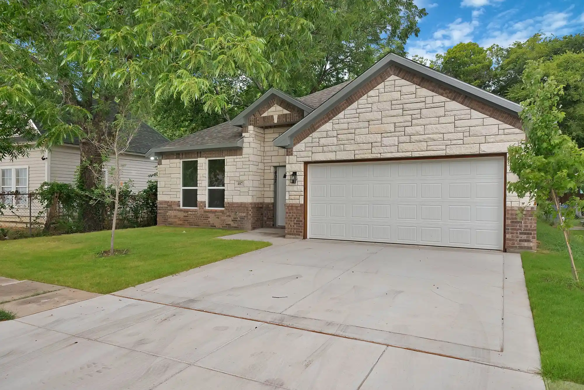 Photo 1 of Single family home for sale at 407 E Willingham St, Cleburne, TX 76031 | MLS# 21336890 | Listing updated on 2026-10-11