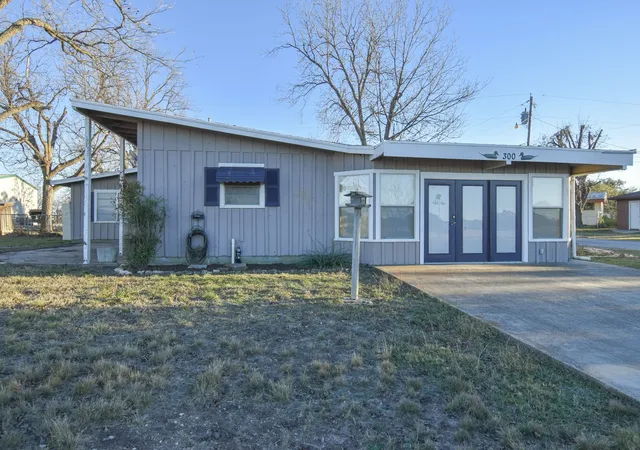 Photo 2 of Single family home for sale at 300 N Shore, Brady, TX 76825 | MLS# 21336834 | Listing updated on 2026-07-21