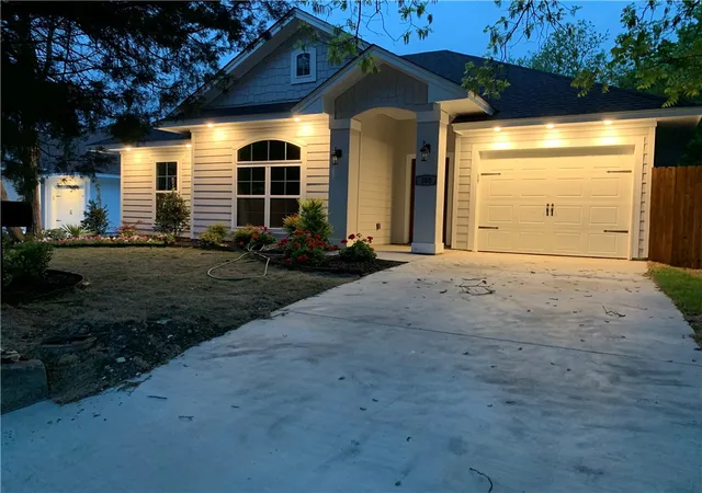 Photo 2 of Single family home for sale at 305 Wyatt St, Waxahachie, TX 75165 | MLS# 21336969 | Listing updated on 2026-07-21