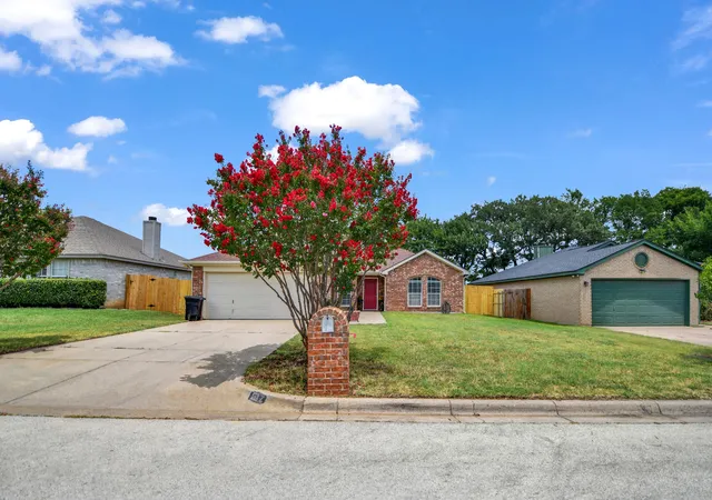 Photo 1 of Single family home for sale at 617 Oak View Ct, Azle, TX 76020 | MLS# 21331080 | Listing updated on 2026-08-25