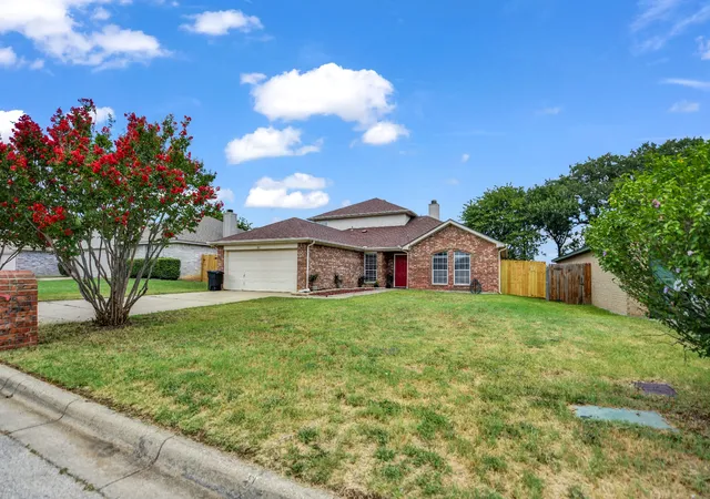 Photo 2 of Single family home for sale at 617 Oak View Ct, Azle, TX 76020 | MLS# 21331080 | Listing updated on 2026-08-25