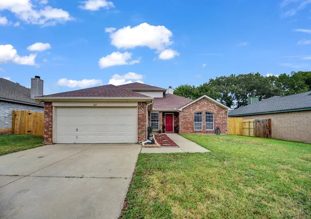 Photo 3 of Single family home for sale at 617 Oak View Ct, Azle, TX 76020 | MLS# 21331080 | Listing updated on 2026-08-25