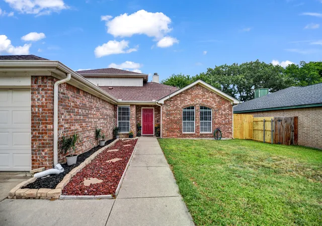 Photo 3 of Single family home for sale at 617 Oak View Ct, Azle, TX 76020 | MLS# 21331080 | Listing updated on 2026-08-25