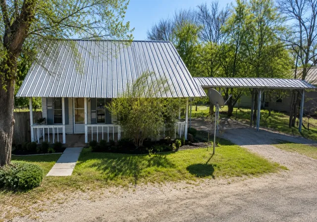 Photo 1 of Single family home for sale at 231 S Colorado St, Whitney, TX 76692 | MLS# 21337214 | Listing updated on 2026-07-27