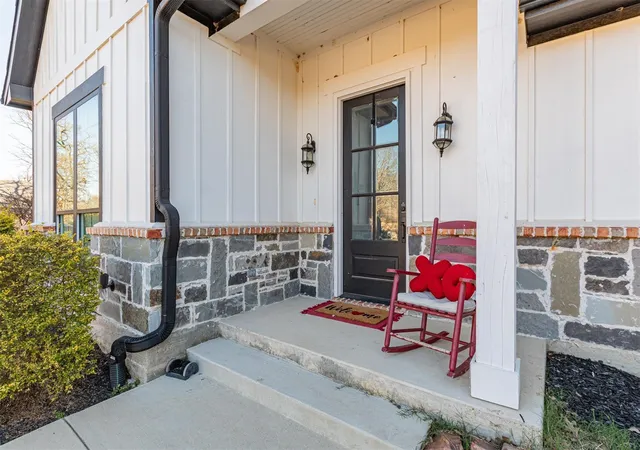 Photo 2 of Single family home for sale at 101 Lakeview Trl, Mabank, TX 75147 | MLS# 21335372 | Listing updated on 2026-08-08