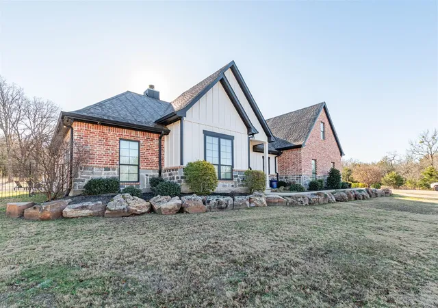 Photo 3 of Single family home for sale at 101 Lakeview Trl, Mabank, TX 75147 | MLS# 21335372 | Listing updated on 2026-08-08