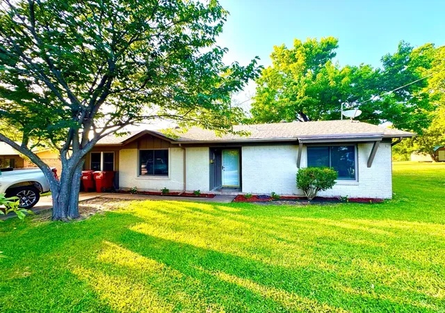 Photo 1 of Single family home for sale at 404 Neathery St, Farmersville, TX 75442 | MLS# 21337184 | Listing updated on 2026-08-17