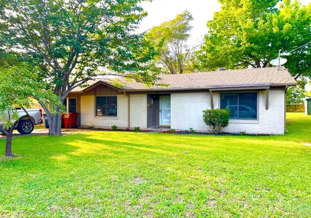 Photo 2 of Single family home for sale at 404 Neathery St, Farmersville, TX 75442 | MLS# 21337184 | Listing updated on 2026-08-17