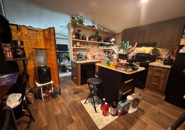 Photo 3 of Manufactured home for sale at 612 W Broadway, Jefferson, TX 75653 | MLS# 21336190 | Listing updated on 2026-09-15